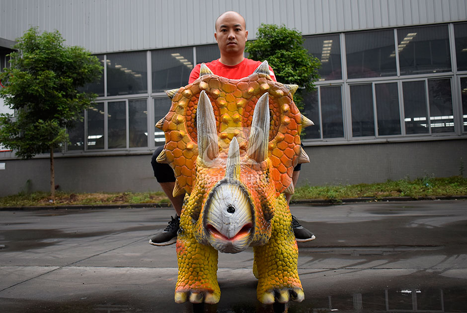 三角龍電瓶車，商場(chǎng)騎的三角龍，三角龍溜溜車