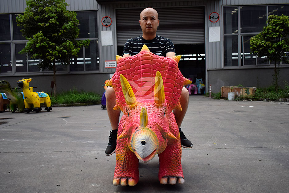 三角恐龍恐龍車，商場騎的三角龍，三角龍童車