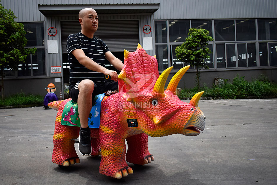 三角恐龍恐龍車，商場騎的三角龍，三角龍童車