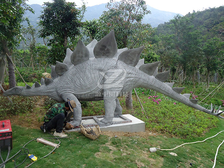 水泥雕塑劍龍制作，水泥恐龍制作