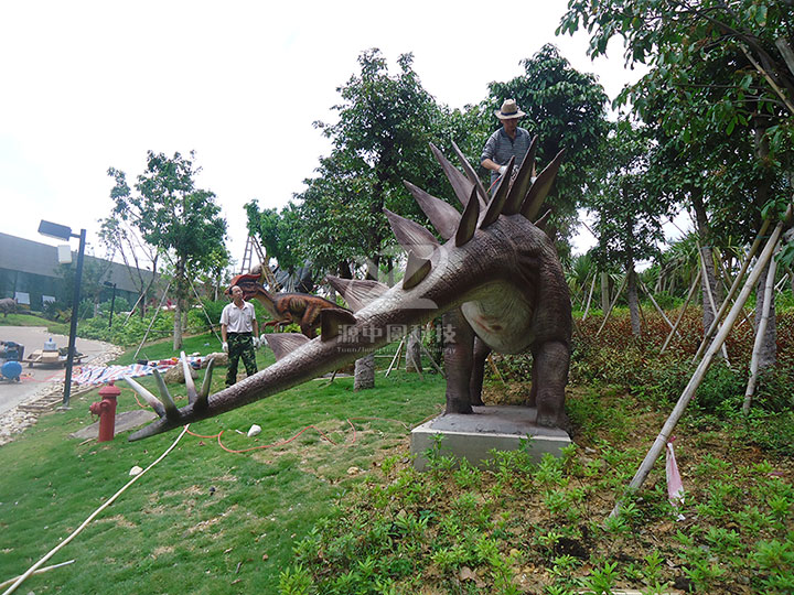 水泥雕塑劍龍制作，水泥恐龍制作